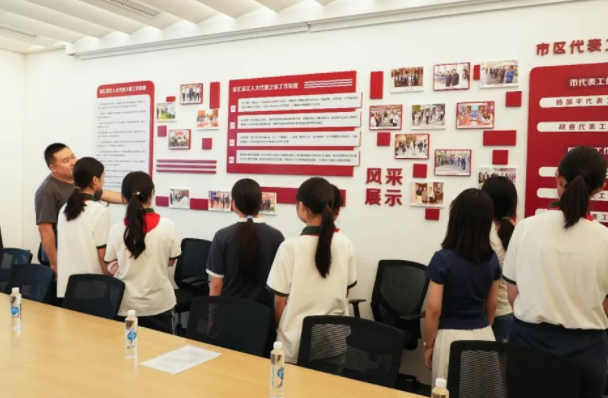 家校社心思干涉机制以减轻学生突发心思危机带来的损害和损失