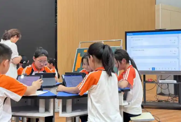 构建了覆盖学生学习全流程满足多维度需求的智能化学习环境 构建了覆盖学生学习全流程满足多维度需求的智能化学习环境