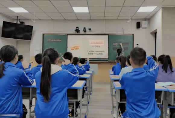 打破传统课堂让老师从讲台前走到了学生后从教师主导到学生主场 打破传统课堂让老师从讲台前走到了学生后从教师主导到学生主场