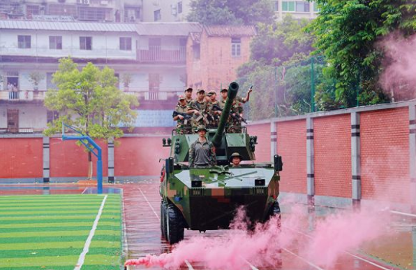 装甲突击车慢慢驶入操场瞬间点着全场气氛同学们分批登车体会 装甲突击车慢慢驶入操场瞬间点着全场气氛同学们分批登车体会